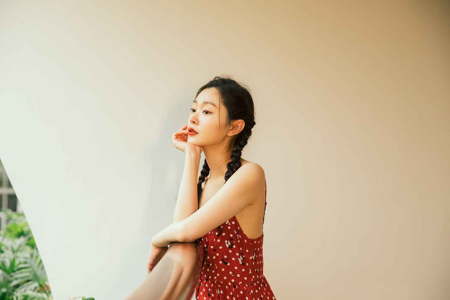 宋轶法式波点红裙复古优雅 新剧《赘婿》拍摄中