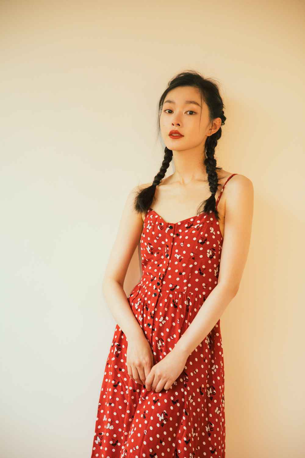 宋轶法式波点红裙复古优雅 新剧《赘婿》拍摄中