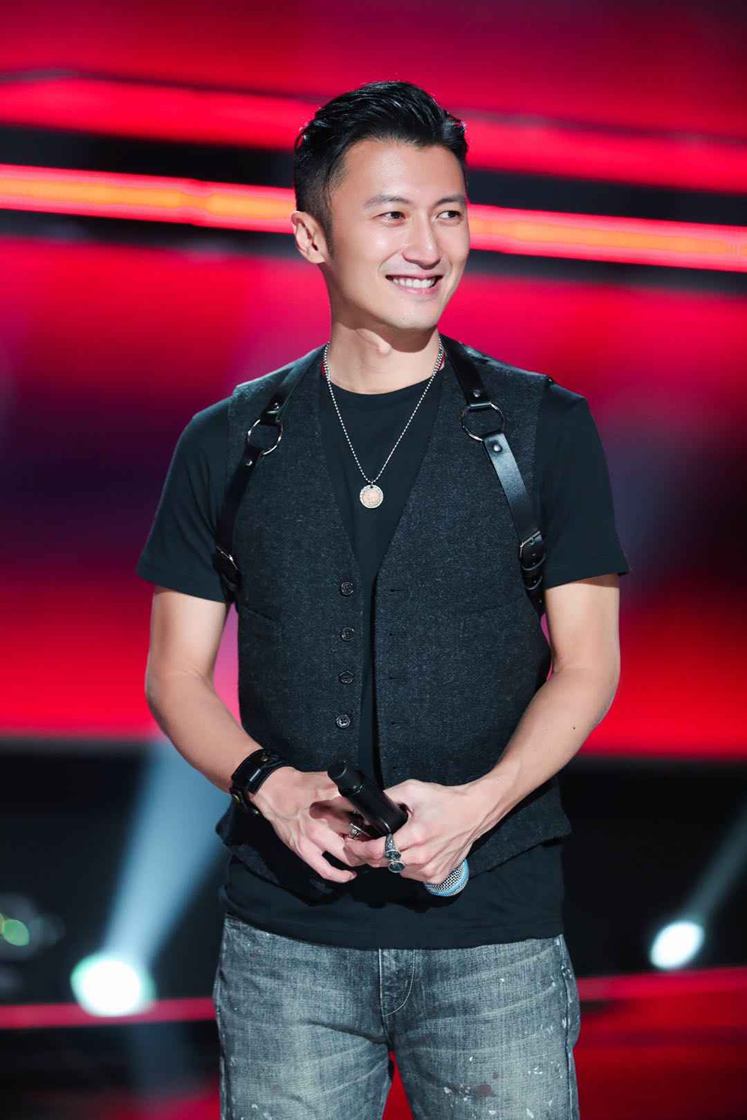 谢霆锋再登《中国好声音》，发布会用李宇春名字唱《无价之姐》