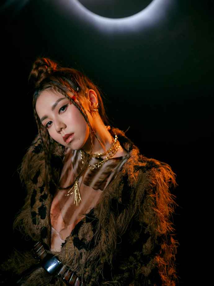 邓紫棋新作《摩天动物园》首播 透视文明进化论