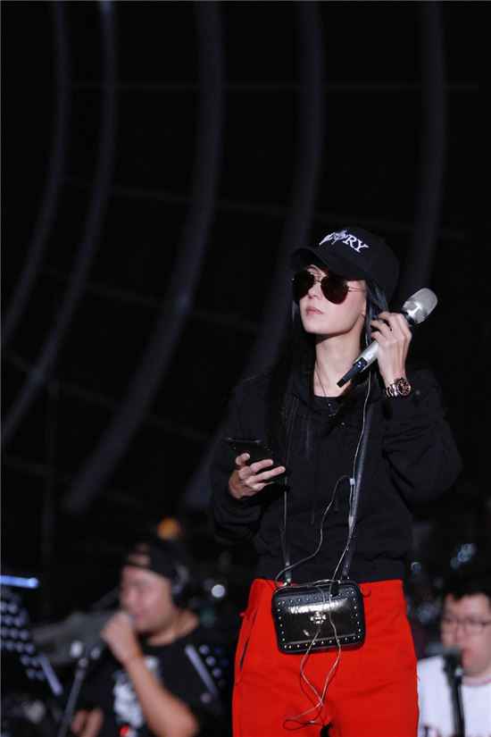 张柏芝《嗨唱转起来》黑长直配少女肌颜值超能打