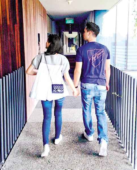 胡杏儿晒与男友牵手背影照 被传将在英国办婚礼