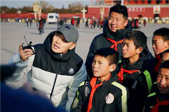 曹骏助力《星光之夜·新年礼物》圆梦大使点亮希望微光