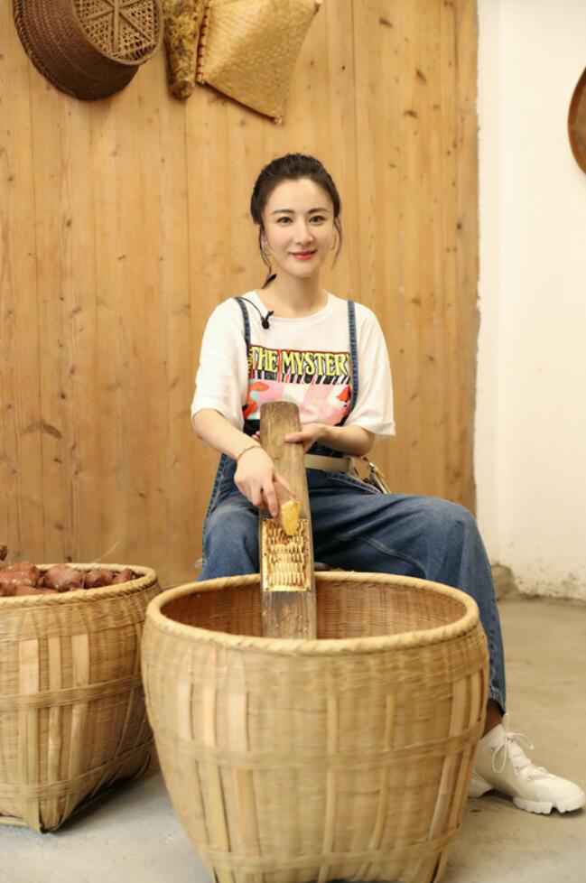 《我们在行动》第五季黄晓明薇娅帮老乡开直播 陈龙章龄之甜蜜撒“狗粮”