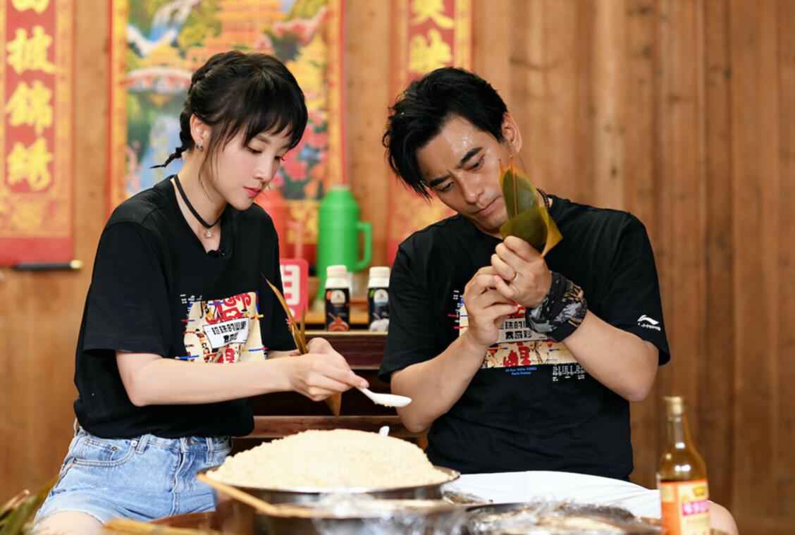 《我们在行动》第五季黄晓明薇娅帮老乡开直播 陈龙章龄之甜蜜撒“狗粮”