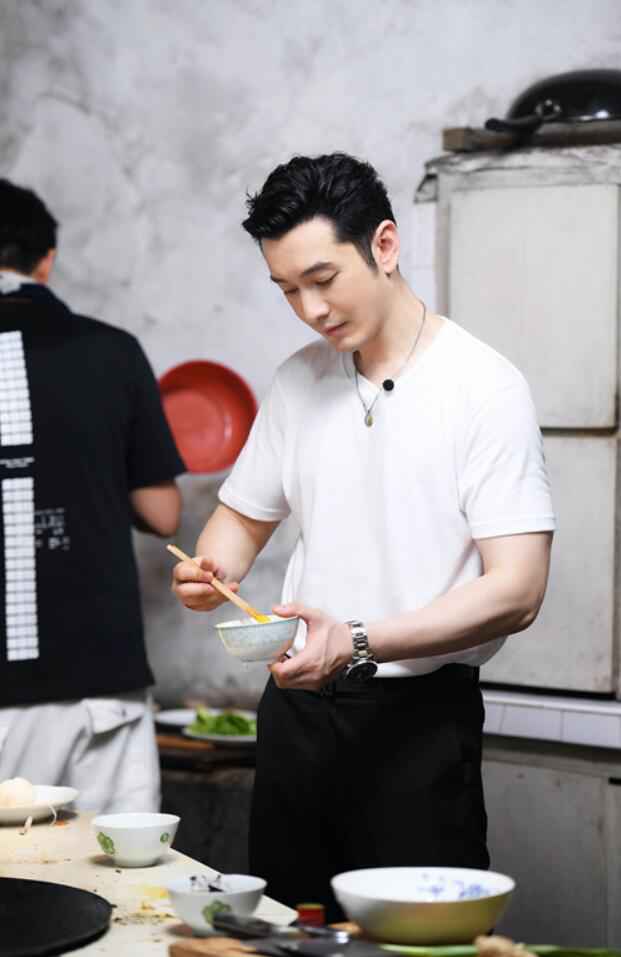 《我们在行动》第五季黄晓明薇娅帮老乡开直播 陈龙章龄之甜蜜撒“狗粮”