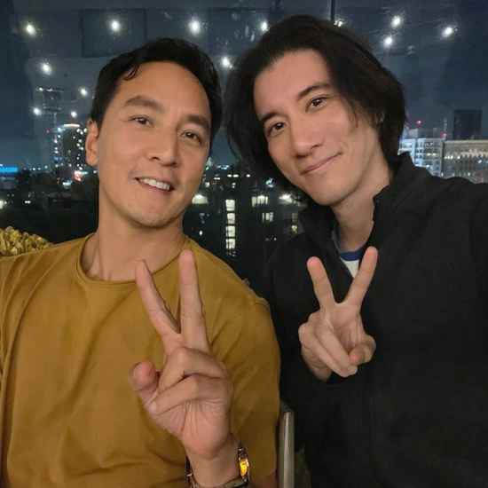 王力宏晒与吴彦祖合影 两大男神素颜合体引欢呼