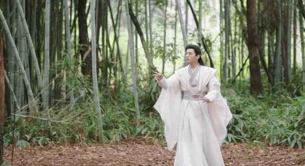 《我的女主别太萌》江小萌进入游戏世界，成为弱水国九公主江萌萌