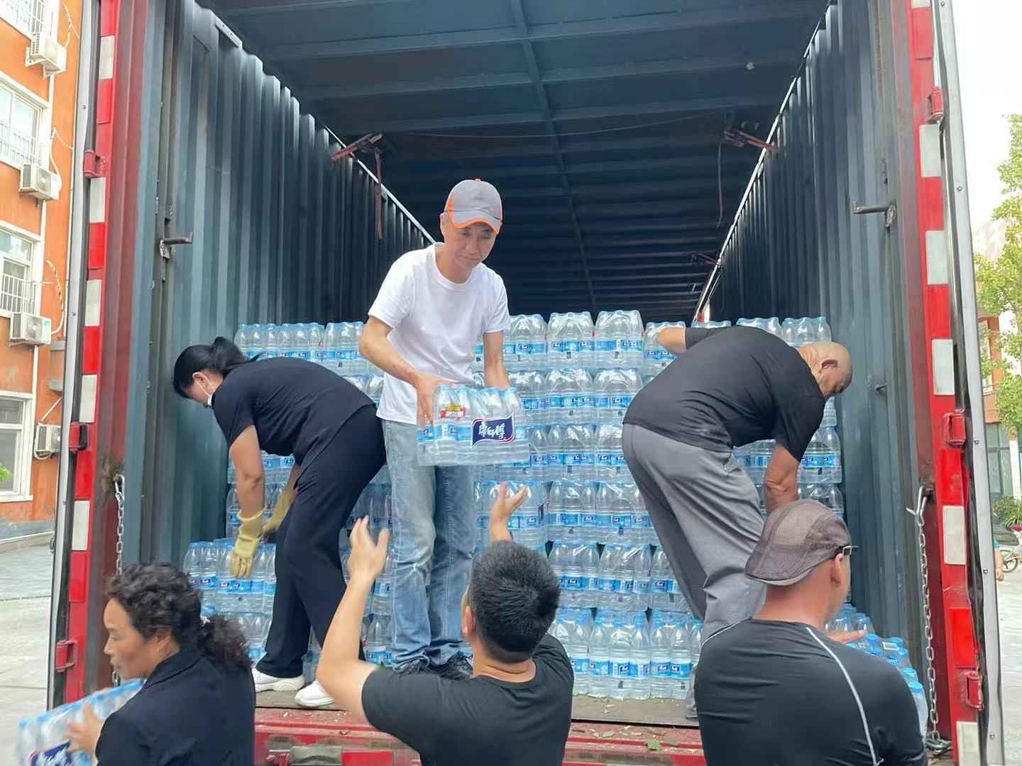 曲艺演员周炜奔赴抗灾一线：把物资送往最需要的地方！