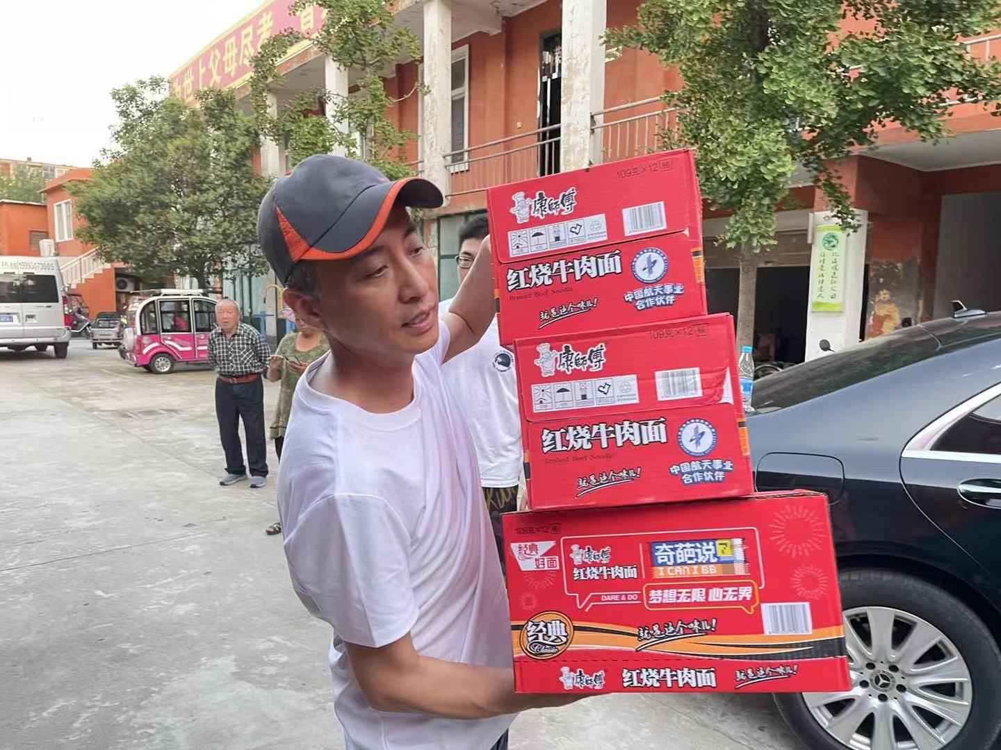 曲艺演员周炜奔赴抗灾一线：把物资送往最需要的地方！