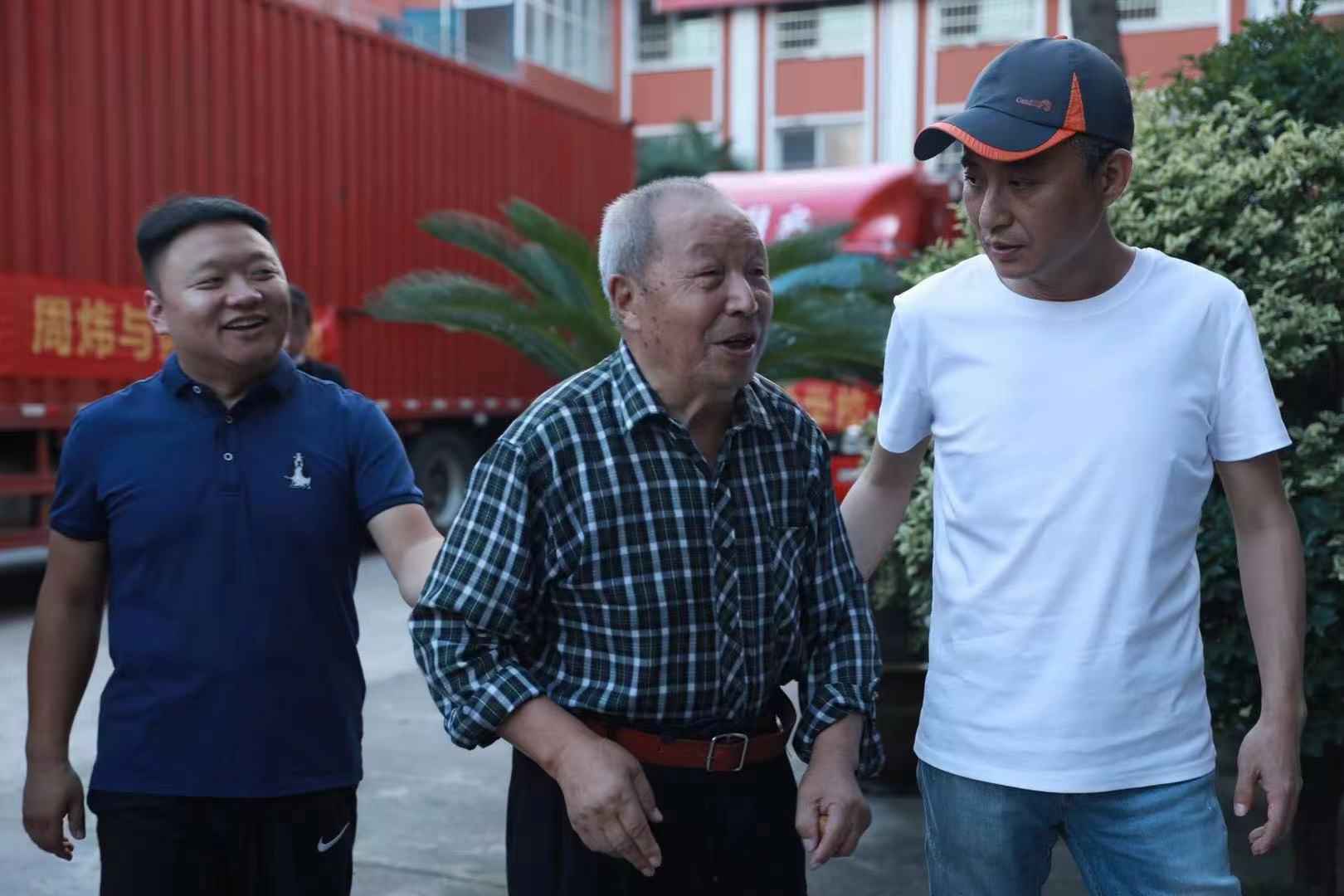 曲艺演员周炜奔赴抗灾一线：把物资送往最需要的地方！