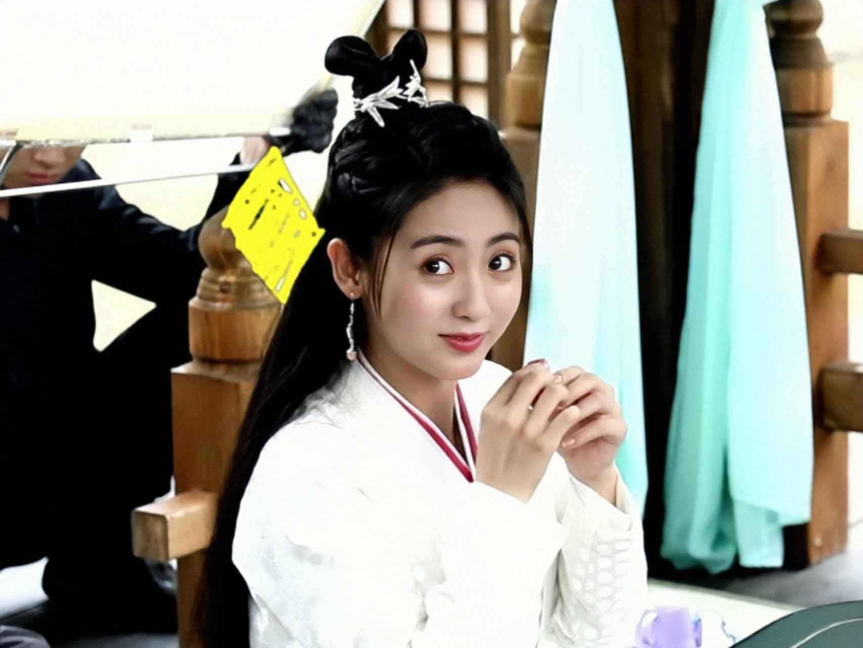 《明月曾照江东寒》曝最新花絮 邢菲本色出演“吃货”引期待