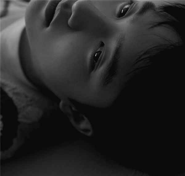 D.O.首张迷你专辑惊艳亮相酷狗,三种语言释放多元魅力