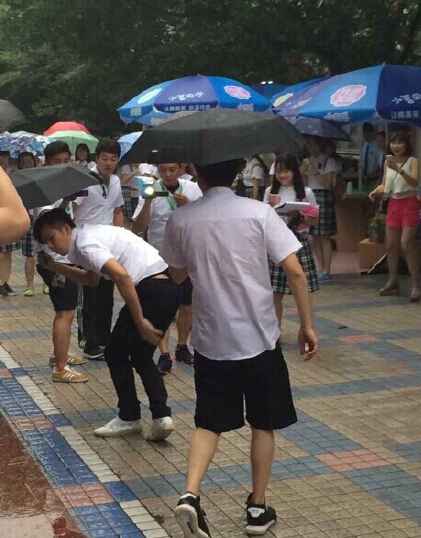 《上学》钟汉良平地摔倒出糗 提醒路滑暖心