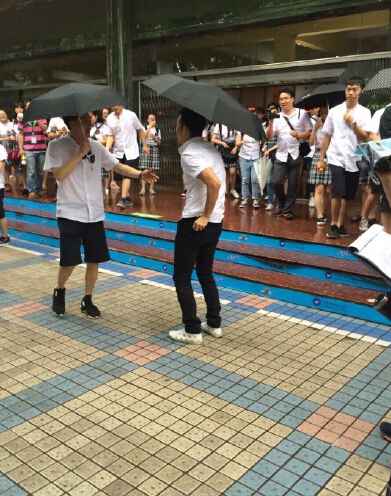 《上学》钟汉良平地摔倒出糗 提醒路滑暖心