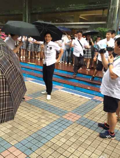 《上学》钟汉良平地摔倒出糗 提醒路滑暖心