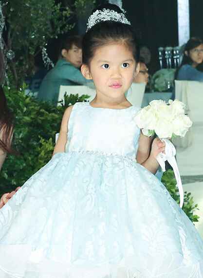 任容萱穿婚纱 遭林志玲小侄女超萌抢镜