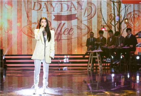 《天天向上》袁娅维献唱了什么？