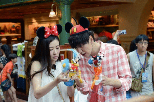 熊黛林李光洙香港迪士尼乐园甜蜜约会