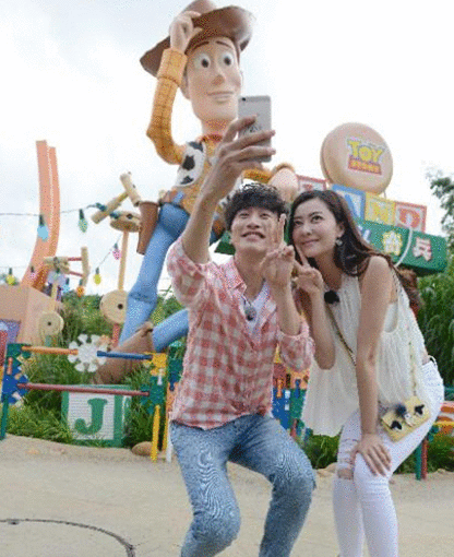 熊黛林李光洙香港迪士尼乐园甜蜜约会