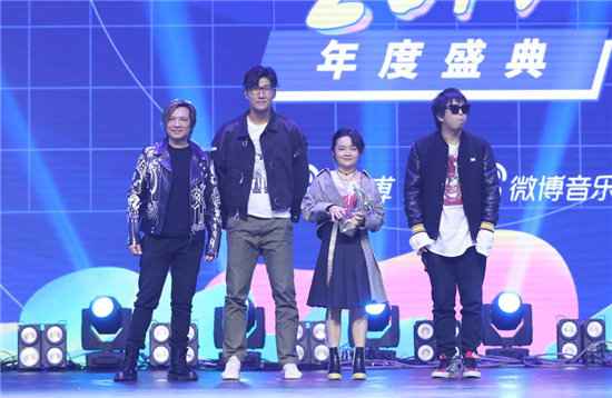 莫文蔚获封亚洲影响力歌手 蔡徐坤激动亲吻奖杯