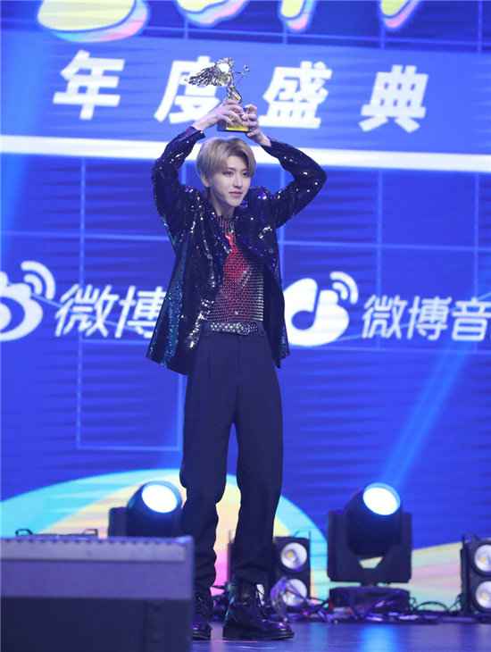 莫文蔚获封亚洲影响力歌手 蔡徐坤激动亲吻奖杯