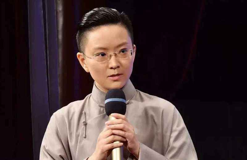 王佩瑜《瑜你台上见》笑谈国粹,巧用脱口秀节目推广京剧