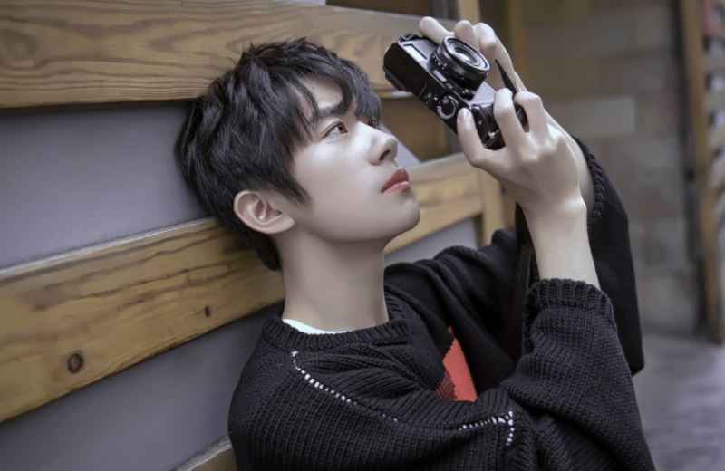 《朋友请听好》最新一期播出，易烊千玺新发型帅气又暖萌