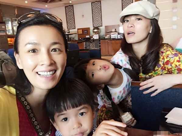 张庭携乖巧儿女出行 一家大眼颜值高