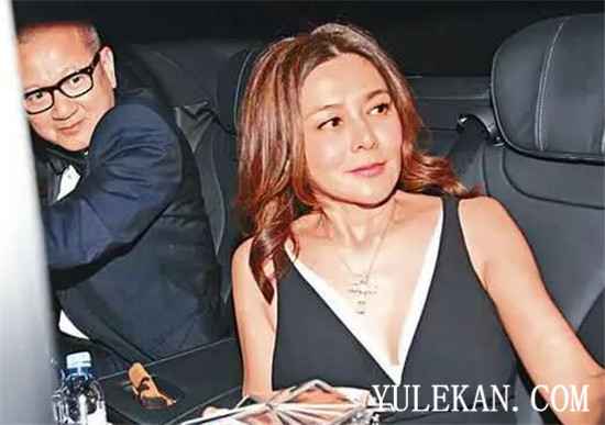 关之琳与光头男休闲逛公园是怎么回事？光头男是她男友吗？