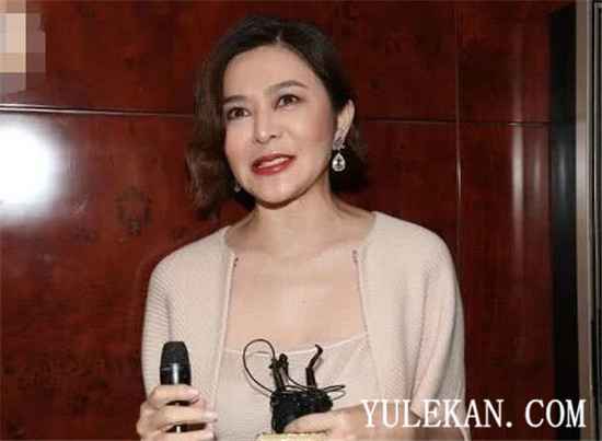 关之琳与光头男休闲逛公园是怎么回事？光头男是她男友吗？