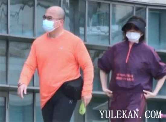 关之琳与光头男休闲逛公园是怎么回事？光头男是她男友吗？