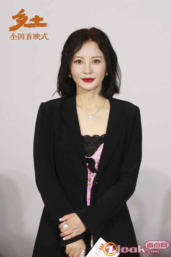 陶红现身电影《乡土》发布会 造型别致引人注目