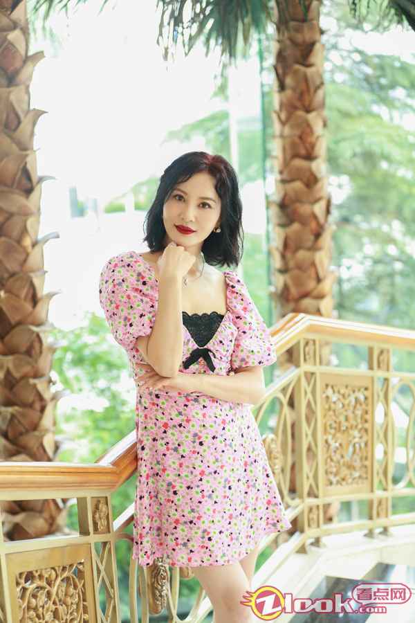 陶红现身电影《乡土》发布会 造型别致引人注目