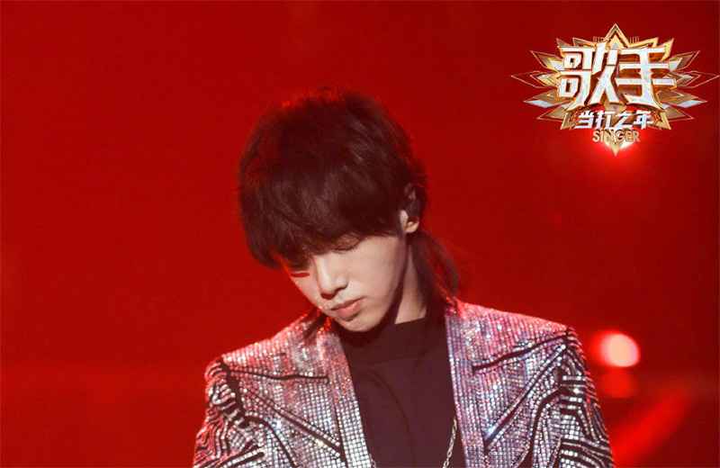 华晨宇真的是名副其实歌王吗?何老师在节目中救场,情商真的高!