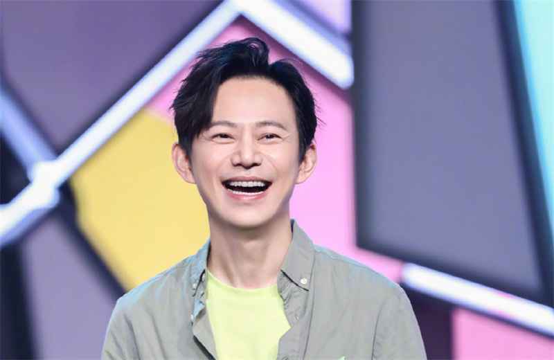 《歌手》总决赛引发争议,何老师主持卡壳,这个锅何老师可不背