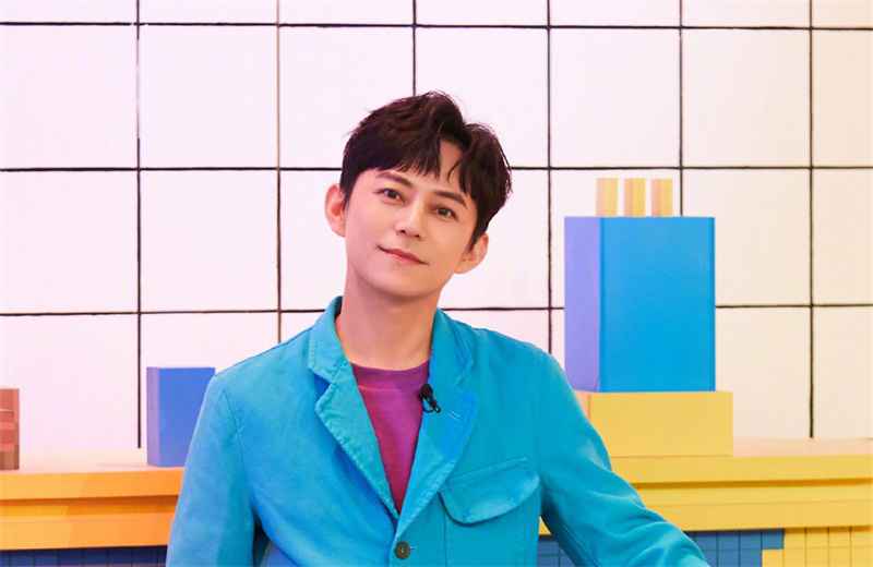 《歌手》总决赛引发争议,何老师主持卡壳,这个锅何老师可不背