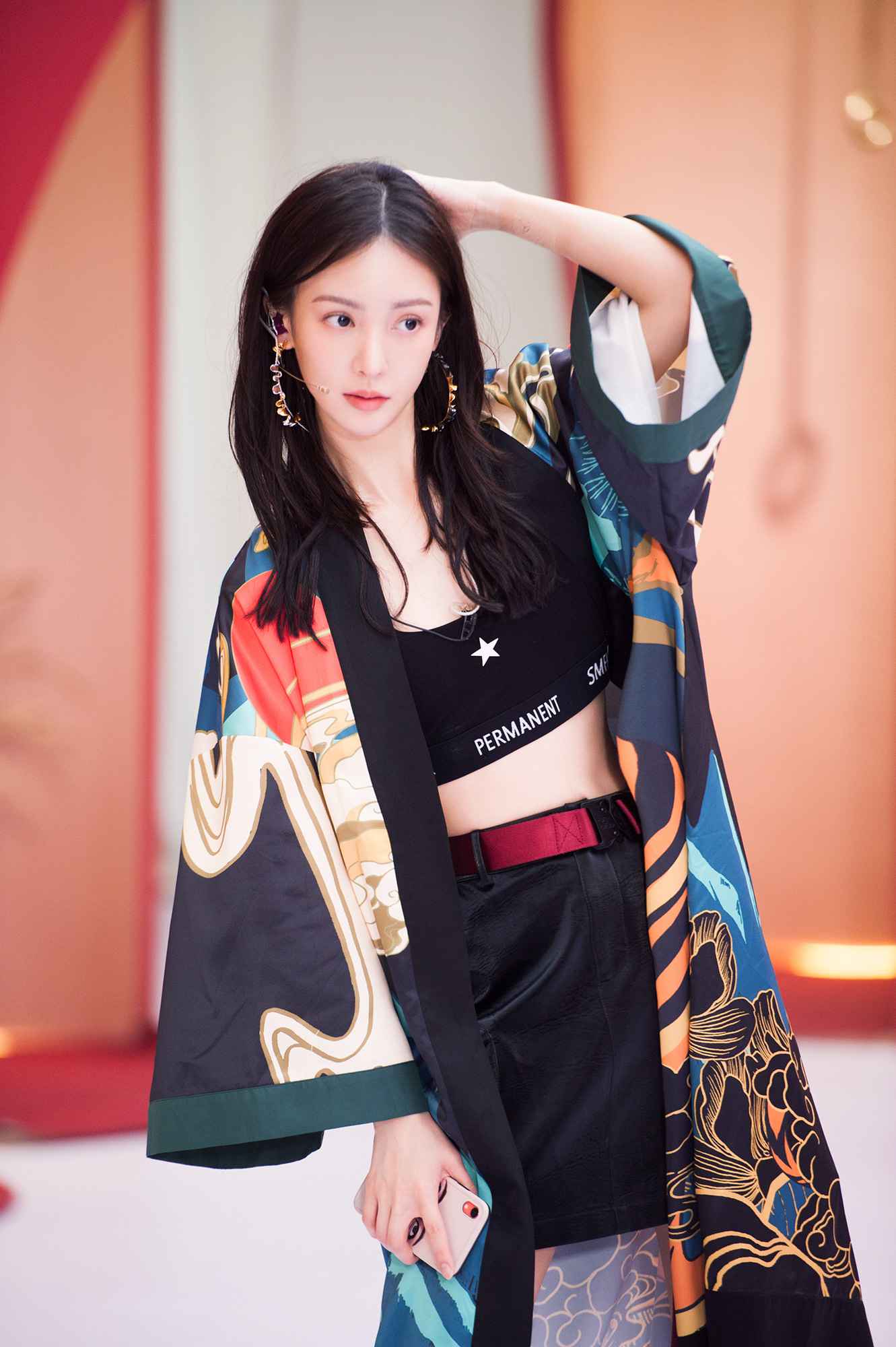 《乘风破浪的姐姐》迎来首轮公演 金晨大碗宽面火力全开