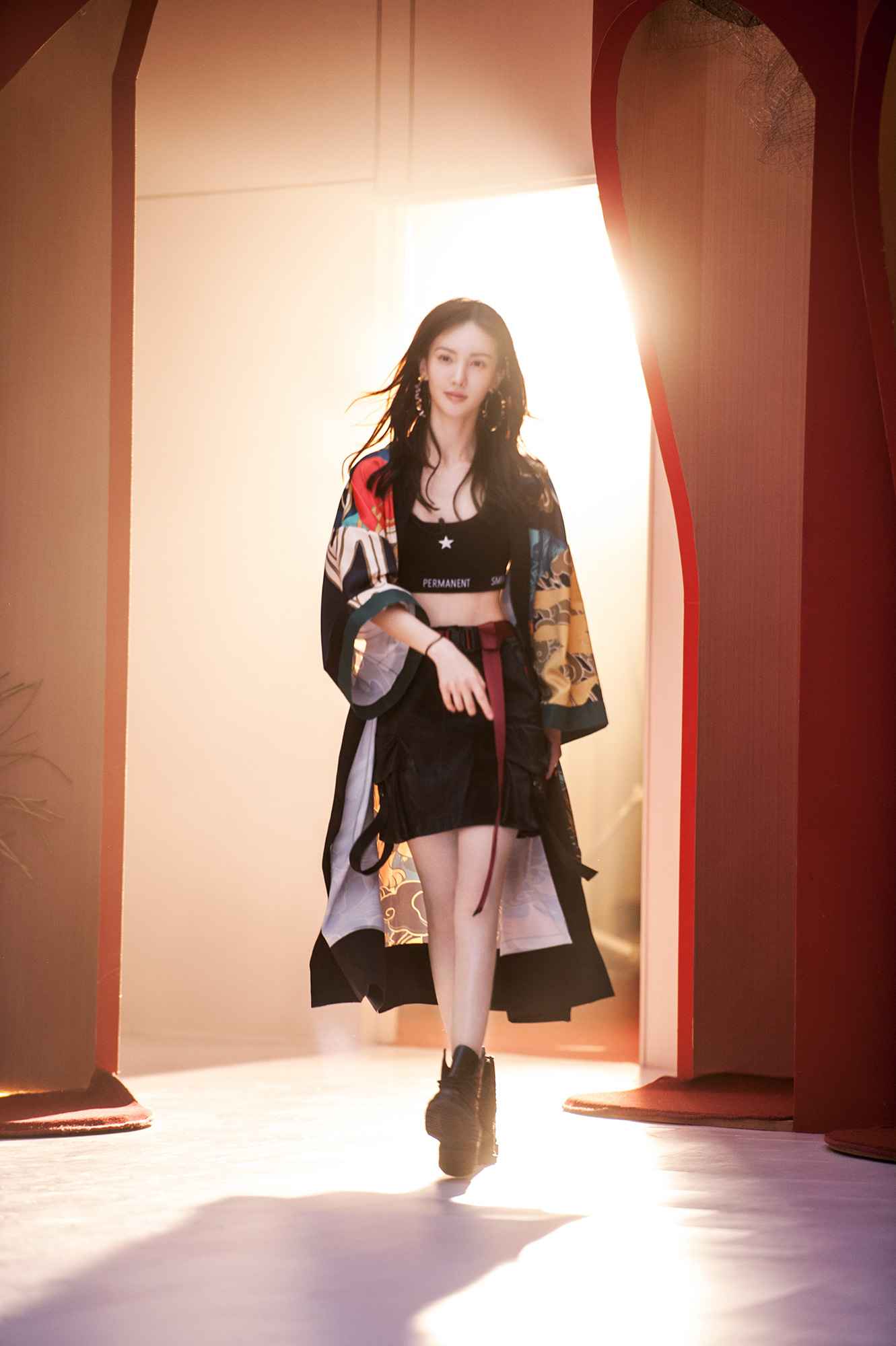 《乘风破浪的姐姐》迎来首轮公演 金晨大碗宽面火力全开