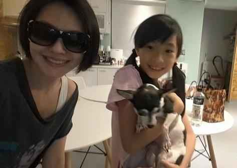 小S亲自教女儿救狗狗 以身作则被赞“好妈妈”