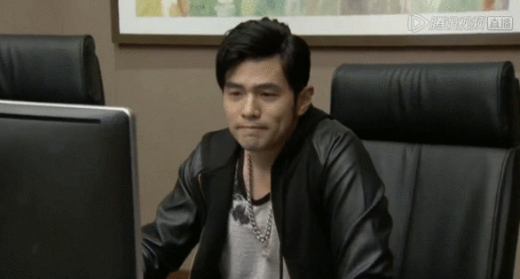 周杰伦戴口罩直播英雄联盟 自曝常玩游戏到天亮