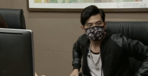 周杰伦戴口罩直播英雄联盟 自曝常玩游戏到天亮