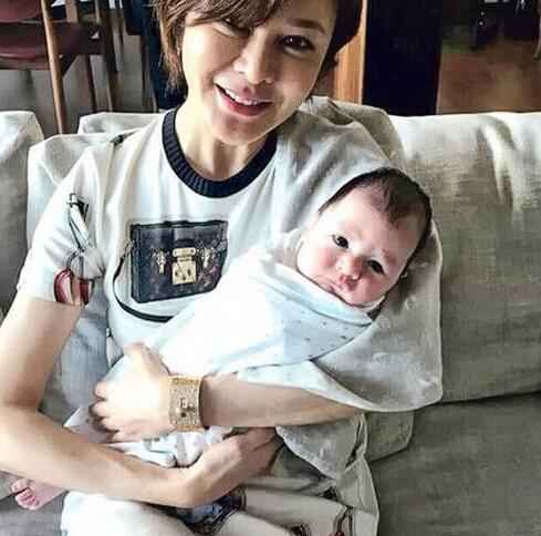 53岁关之琳怀抱男婴微笑拍照 母爱十足