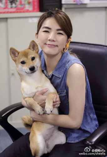 Ella与爱犬嘴对嘴亲吻 网友：画面太美不敢看