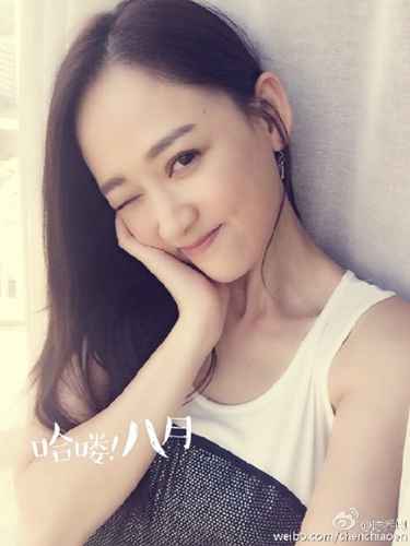 陈乔恩晒美照眯眼微笑 耳边留发丝十分性感