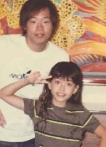 昆凌晒儿时旧照想看女儿是否像自己