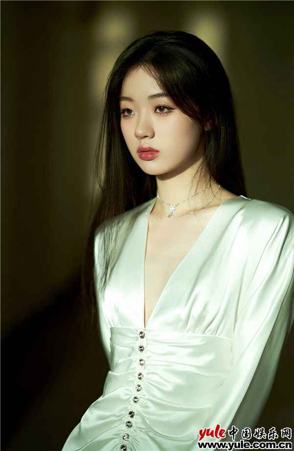 单依纯组图(1) 单依纯全新倾诉单曲 《喂》上线 源内探索自问自答