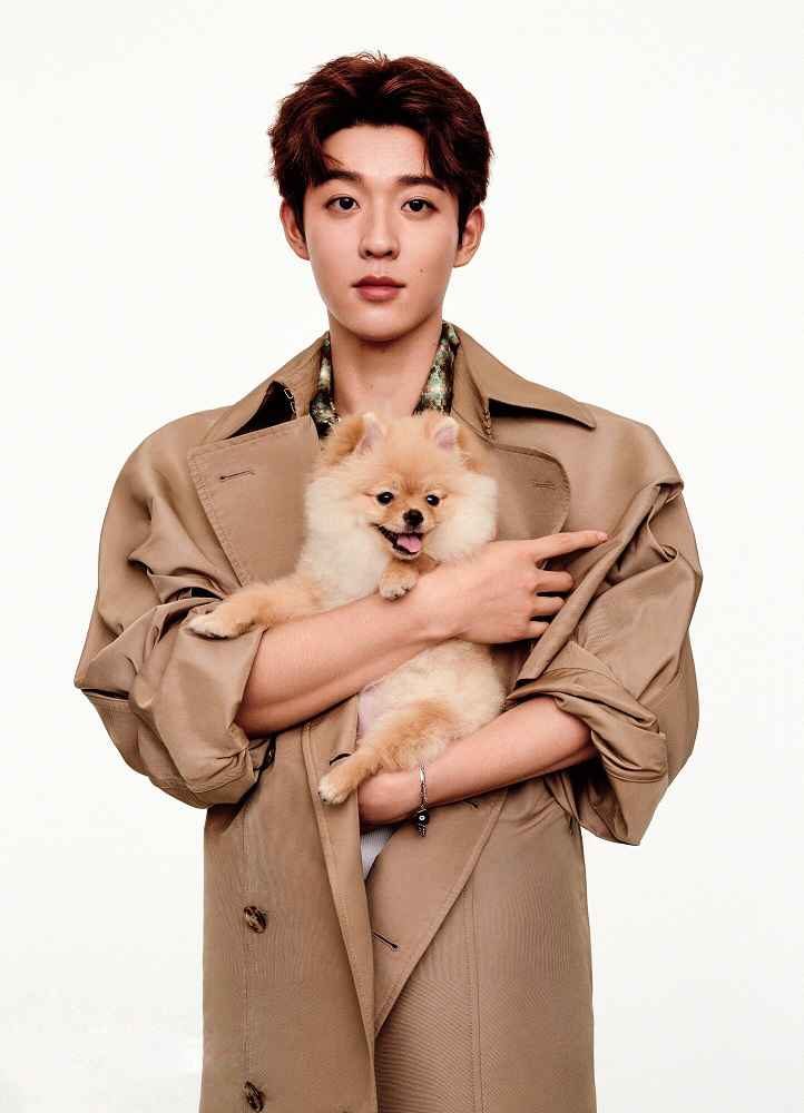 吴宇恒时尚新片曝光 怀抱萌宠温柔帅气