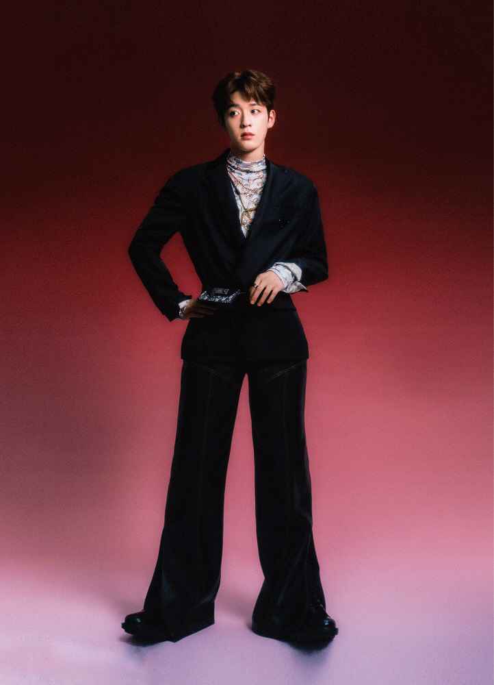 吴宇恒时尚新片曝光 怀抱萌宠温柔帅气