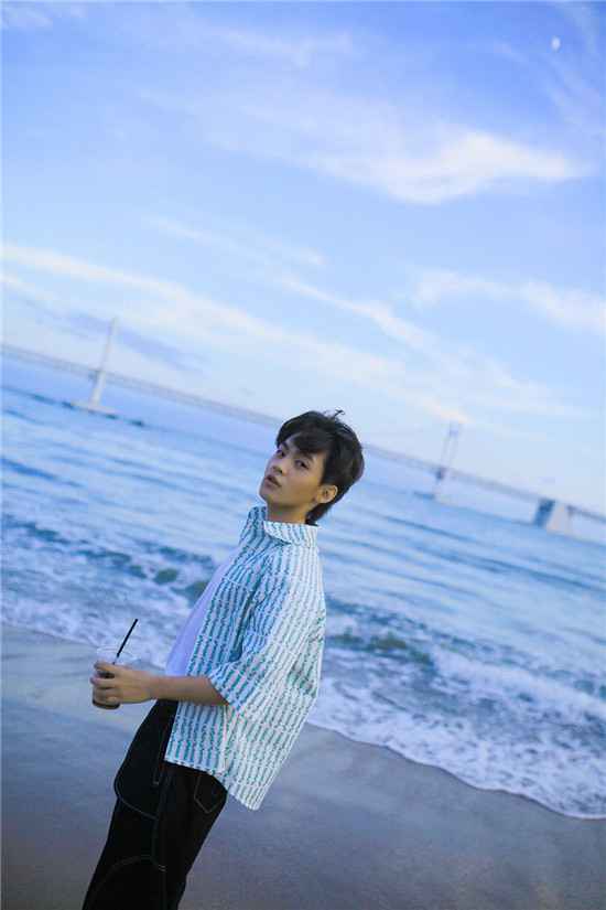 班玛加携《长风镇》出席釜山电影节 锐锋少年御风启航